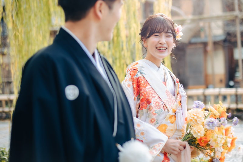 和装のロケーションフォトでにこやかな撮影を