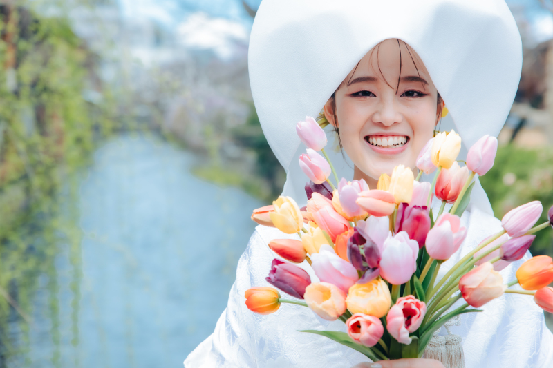 春らしいブーケと輝く笑顔