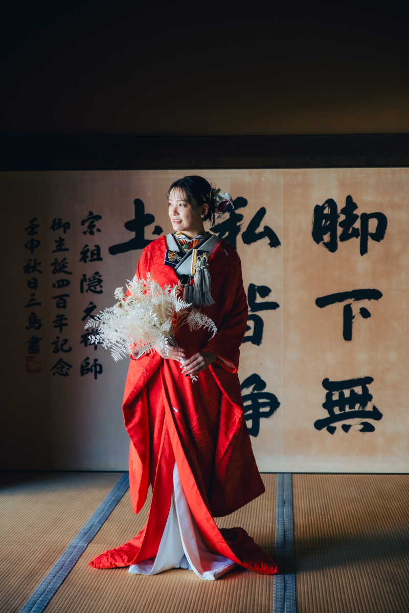 光をまとう赤色打掛の花嫁