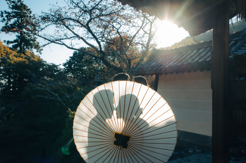 番傘越しのふたり