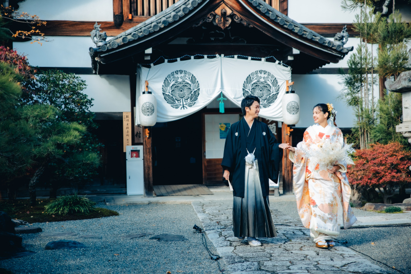 寺院から出て石畳を進む何気ない瞬間を
