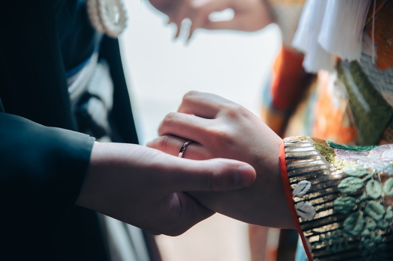 手をとりあって