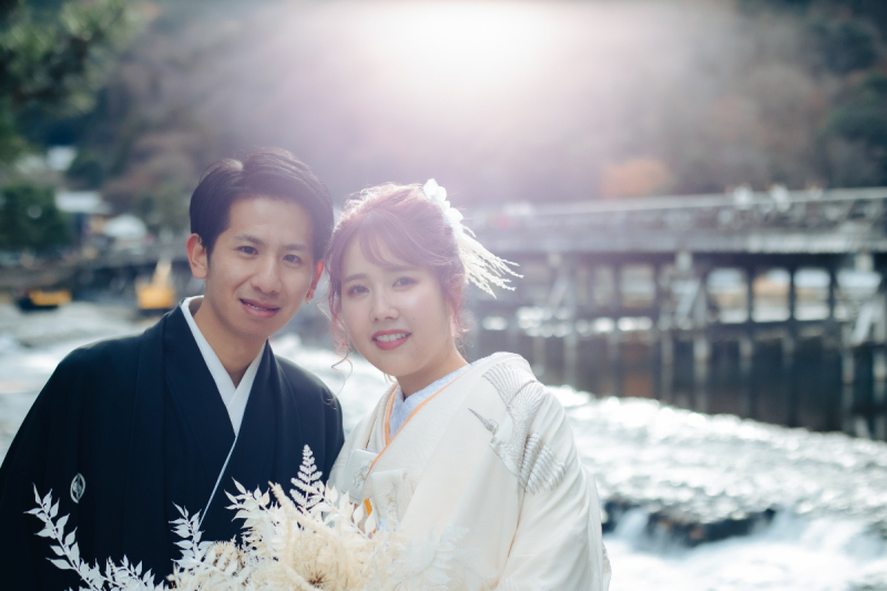 光に照らされて渡月橋と共に写る姿