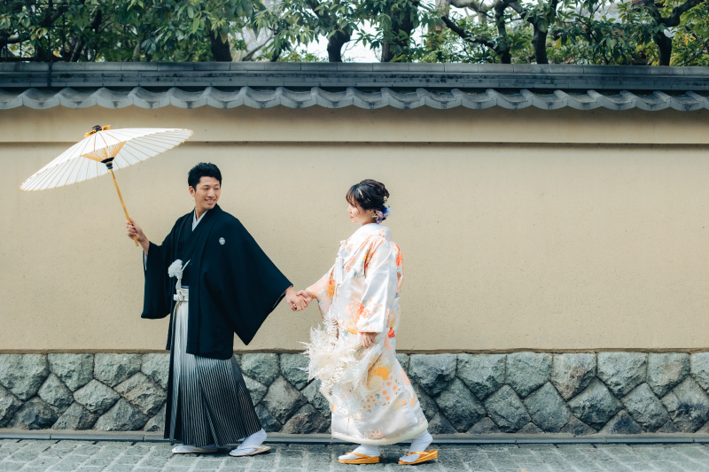 和傘で石畳を散策