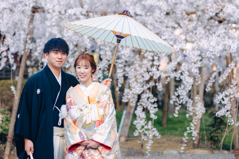 和装を引き立てる!和傘を使った素敵な一枚