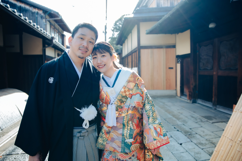 優しい光に包まれて肩を寄せ合うおふたりの姿