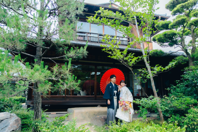 真っ赤な番傘がアクセントに