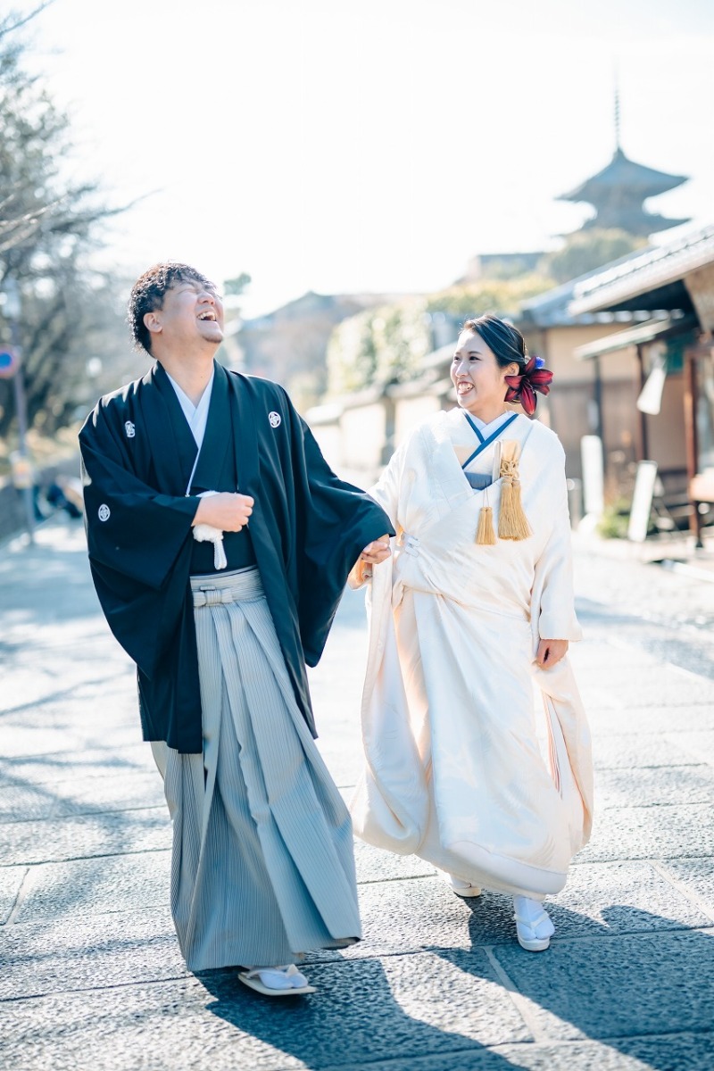 大笑いしながら