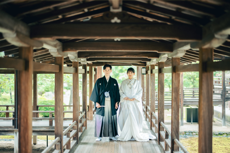 奥行き広がる渡り廊下で