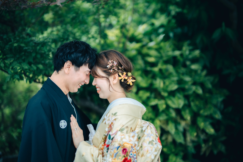 深緑の中で笑顔を浮かべて