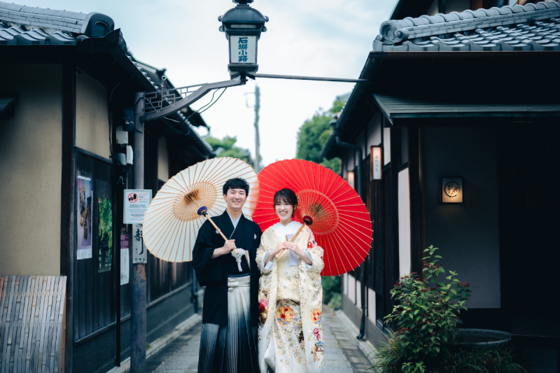 紅白の和傘を携えて