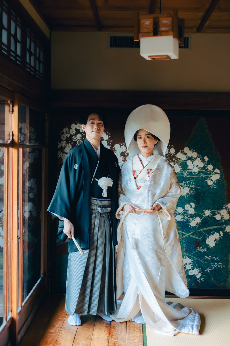 光さす廊下で凛としたおふたり