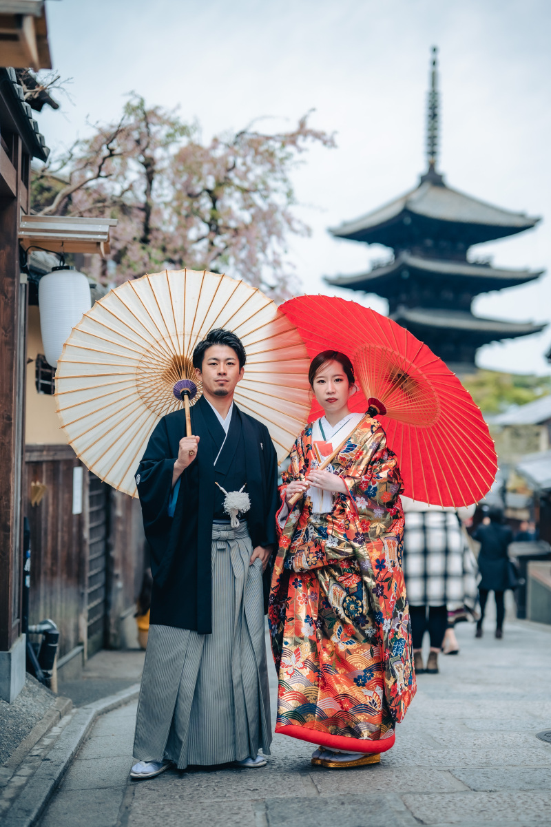 八坂・五重塔を背景に