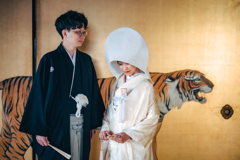 奥ゆかしくて、古風な白無垢に綿帽子