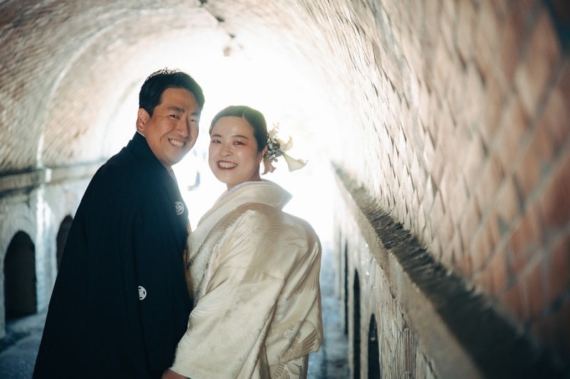 振り向きながら