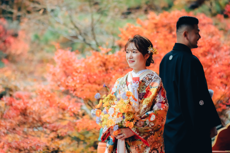 紅葉と色打掛、陰影と紋付き袴が芸術的