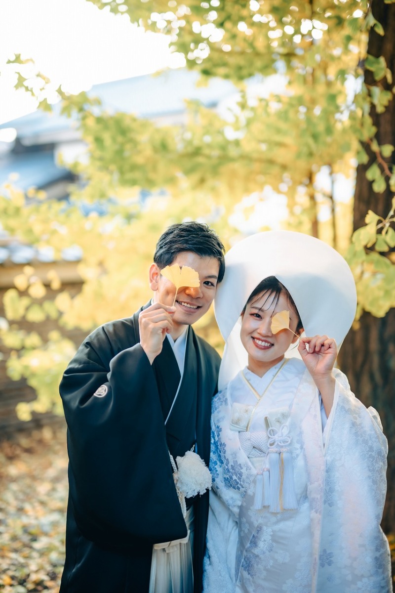 秋の日の遊び心、色づいたイチョウ