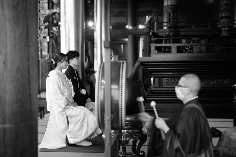 御影堂観音前にて祈願をいただき境内にて撮影に