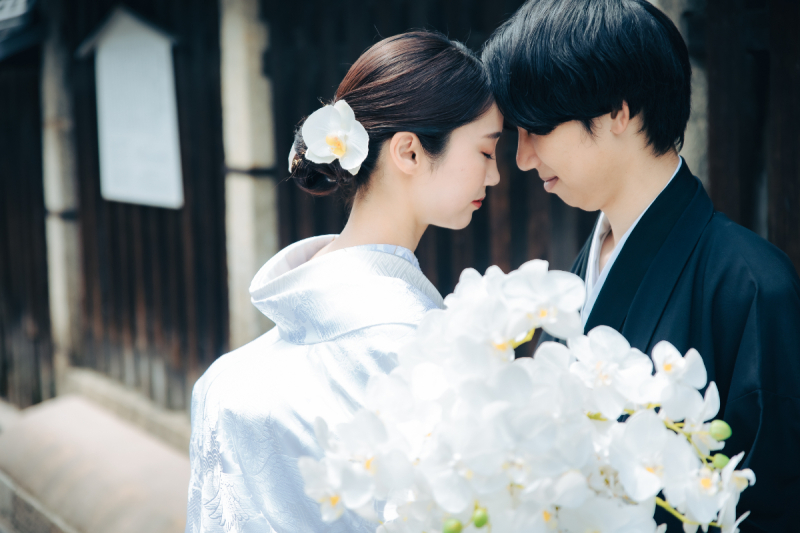 顔をそっと寄せ合う姿