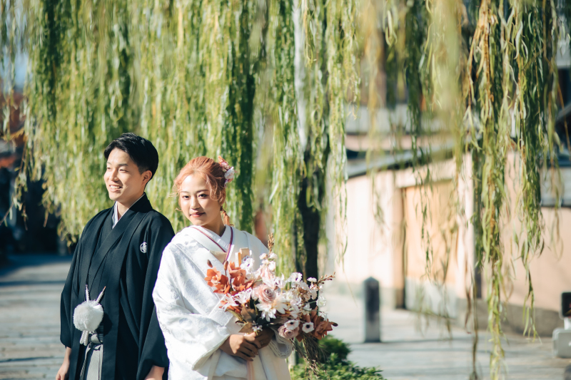 柳の下、心の寄り添い