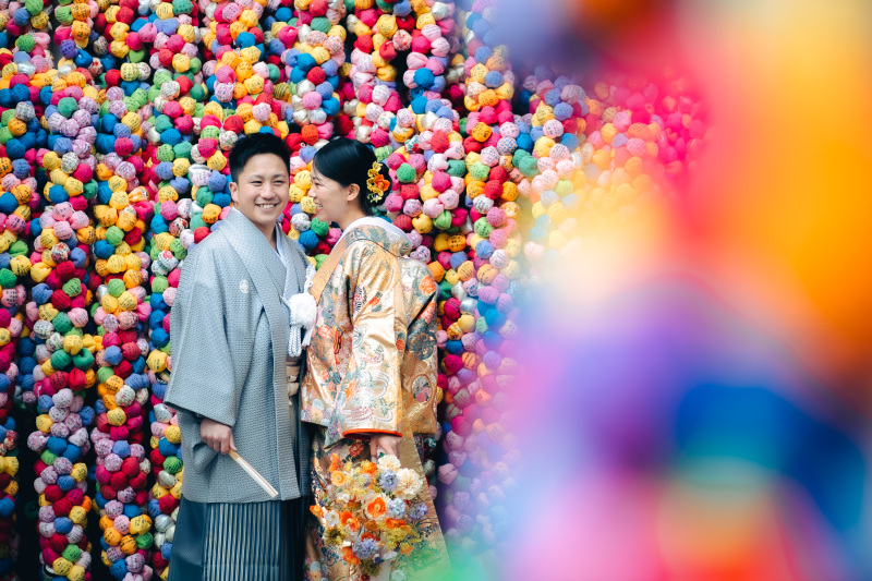 カラフルなお守りに包まれてフォトジェニックな一枚