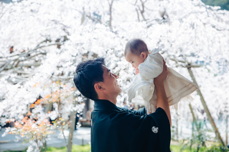 我が子を抱きかかえる姿