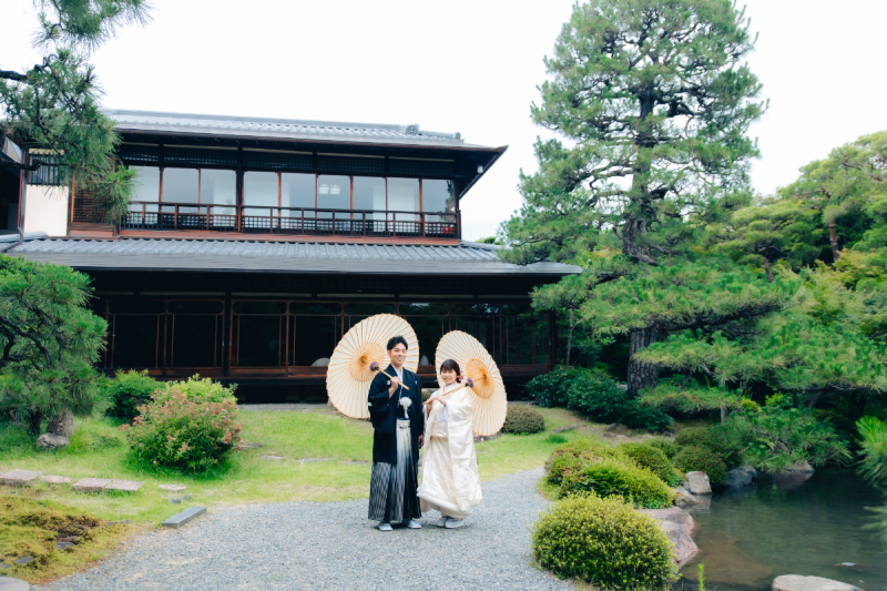 日本建築を背に