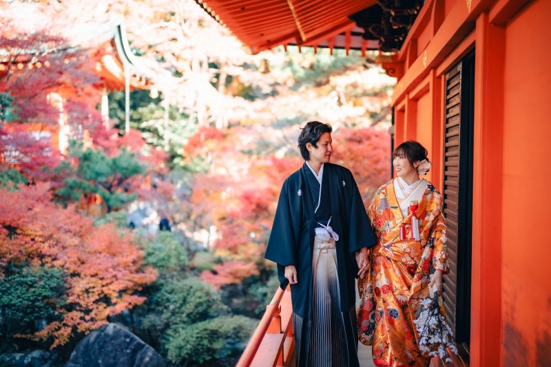 朱と紅葉の中で紡ぐ愛