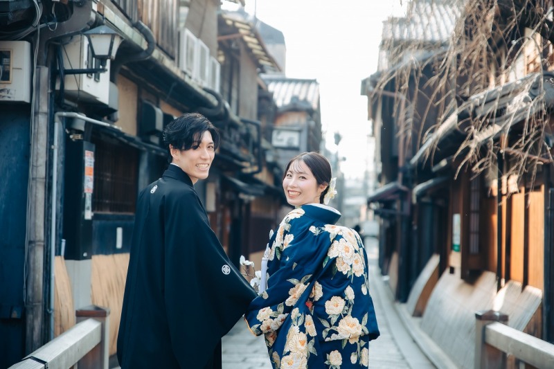 手を繋いで一緒に