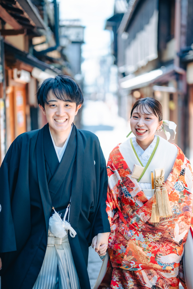 手をつないでスキップ