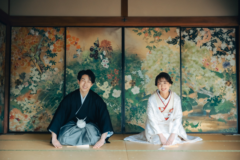 華やかな襖の前で微笑むおふたり
