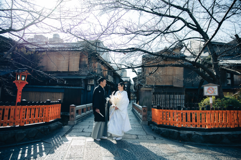 冬枯れの街並みで白無垢の良く映える