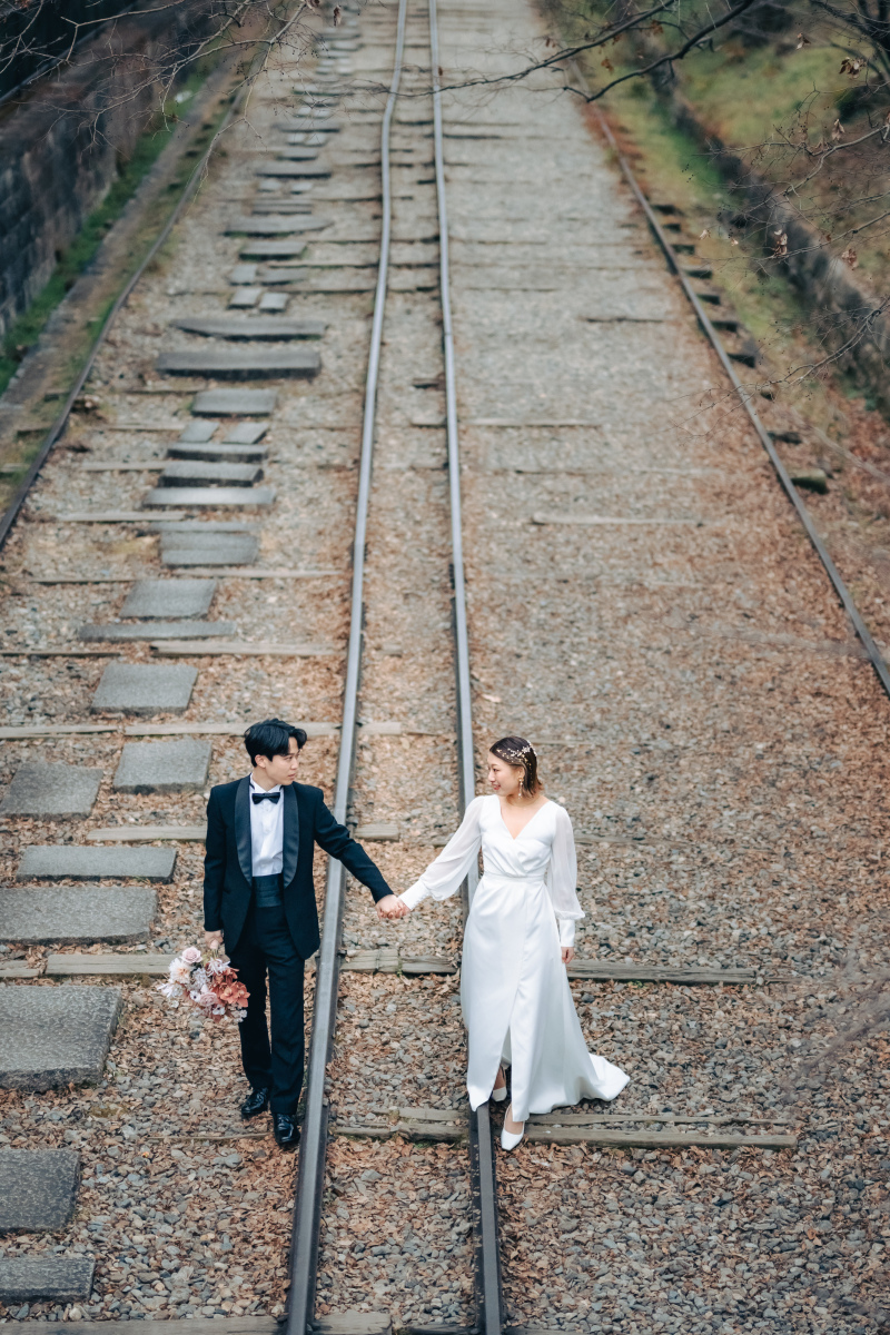 線路の上を歩くふたり