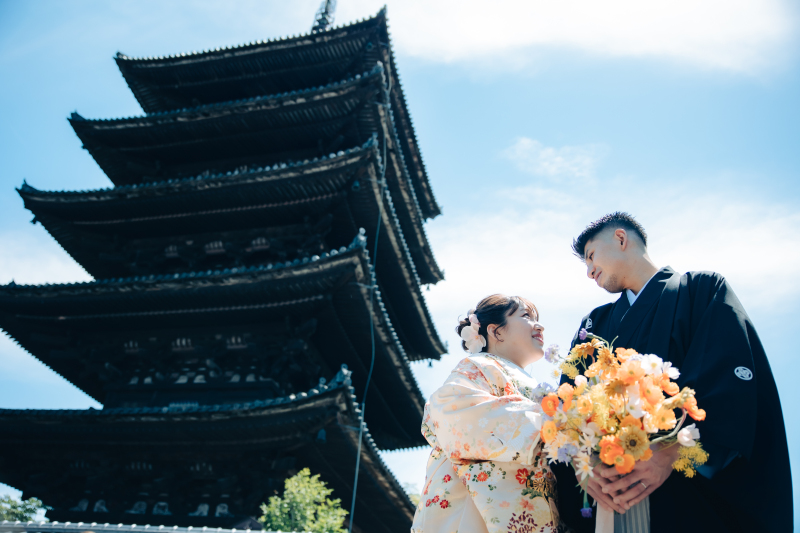 青空と八坂の塔を望む