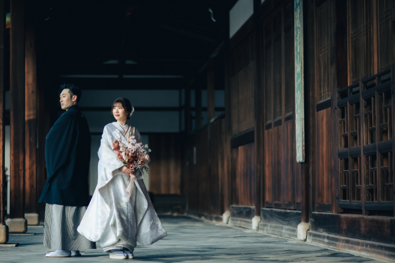 深い木目の建築の中で