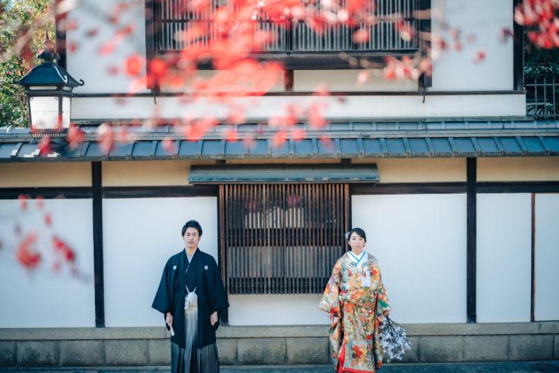 町家の中で紅葉と共に
