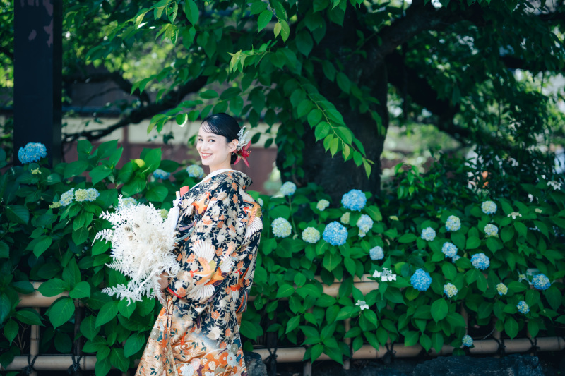 紫陽花と新婦様の笑顔がキラキラ