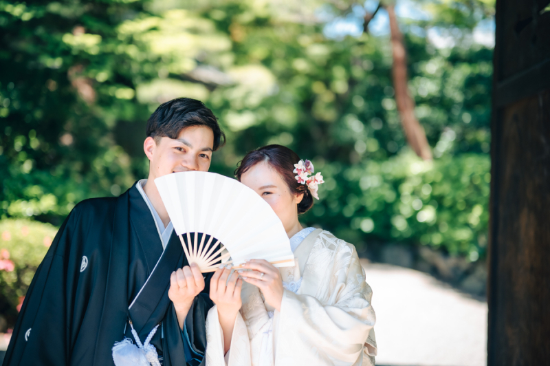 白い扇子でお顔を隠してキュートな一枚