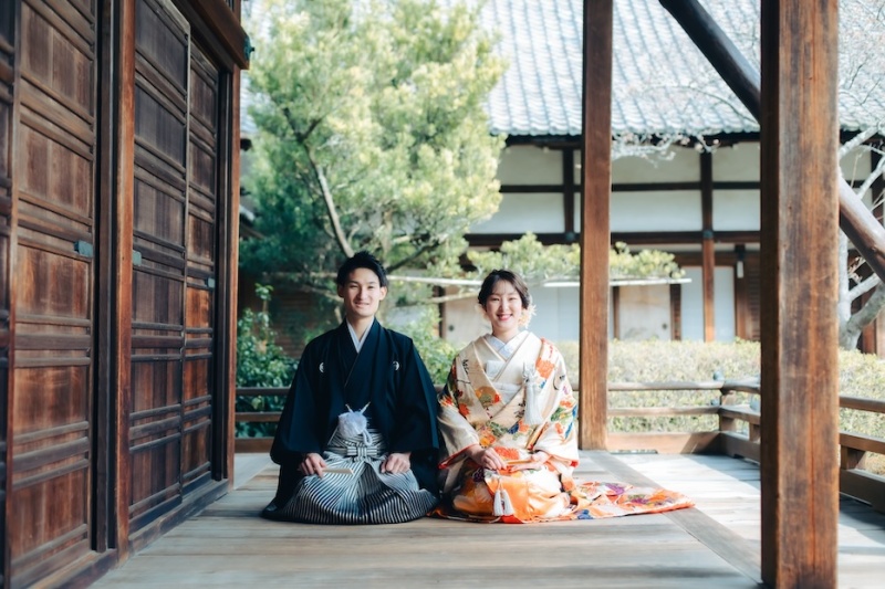 にこやかな表情で