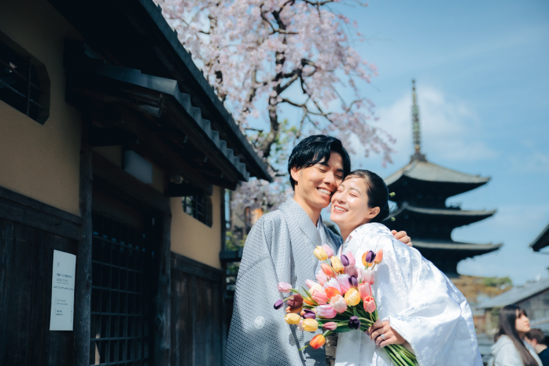 京都祇園の町でにこやかに