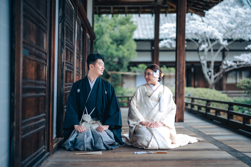 正座ショットで見つめ合って