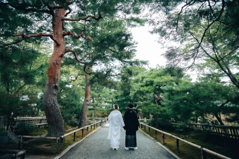 素敵な風景を歩む二人