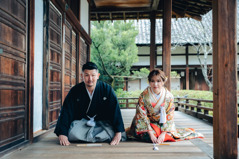 定番のお正座ショットも和の世界の中で