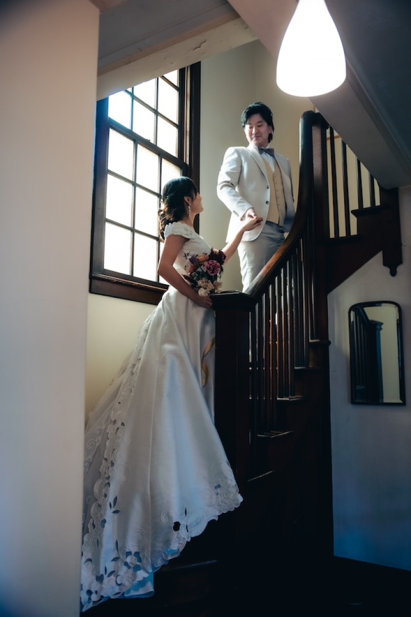 朗らかな表情で手を引くご新郎様