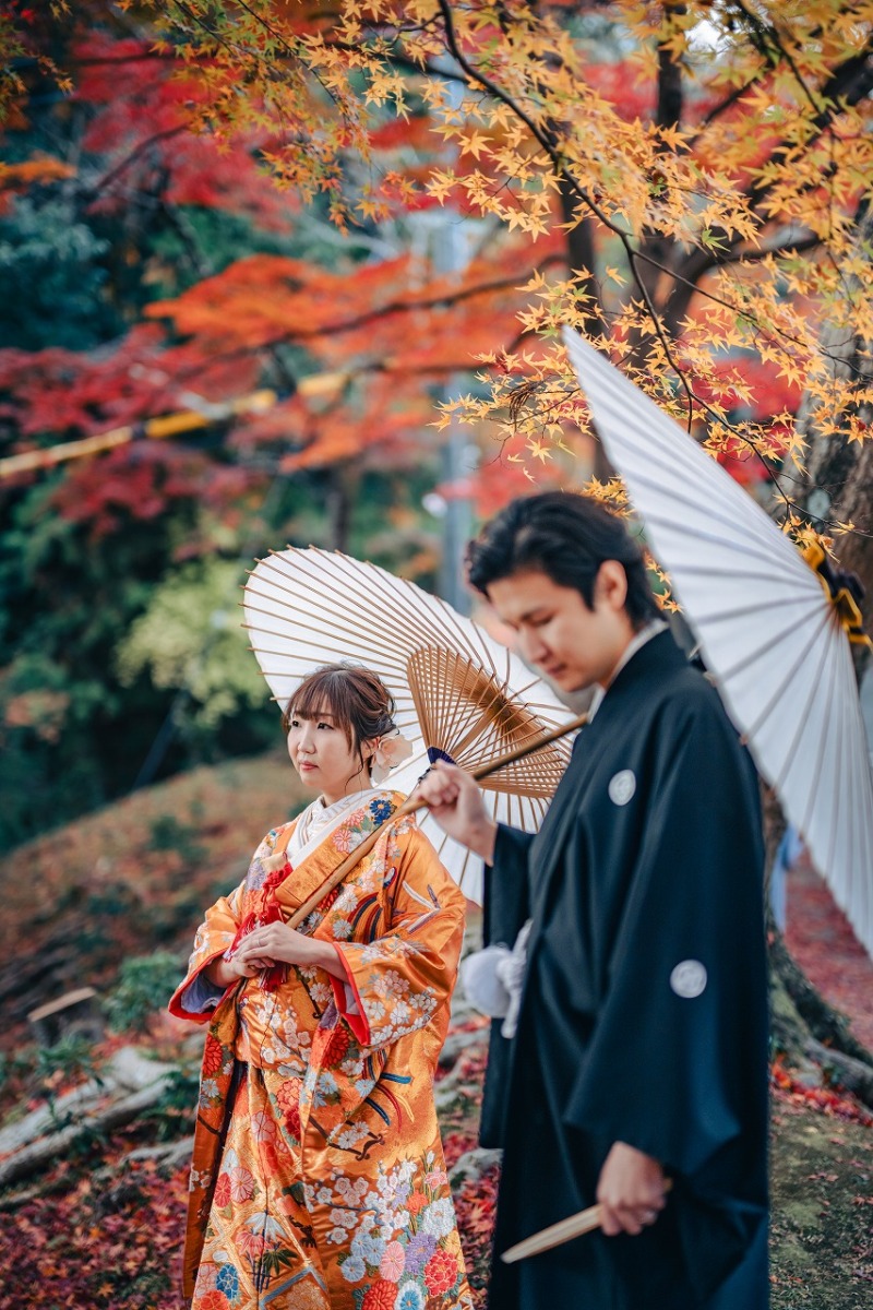 紅葉が照らす横顔