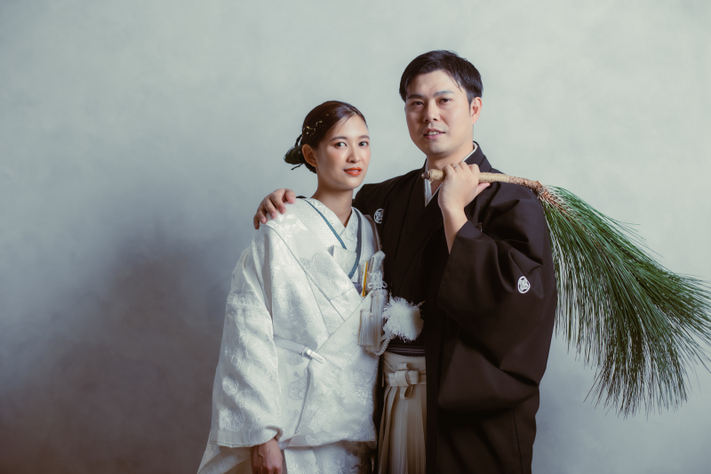 グレーバックの背景がスタイリッシュ