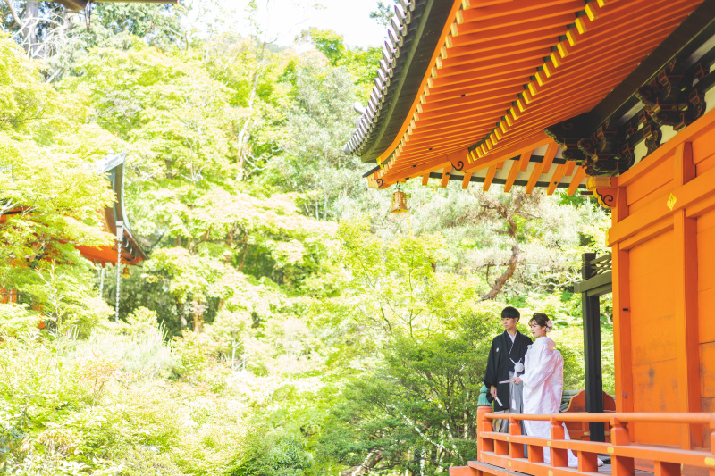 神社らしい朱塗りの建物も