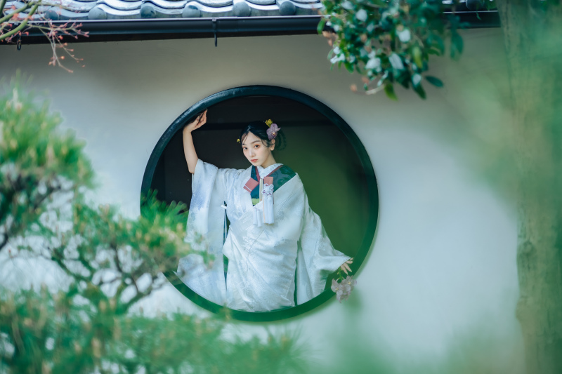 白無垢にネイビーの色掛下でモダンなコーディネート