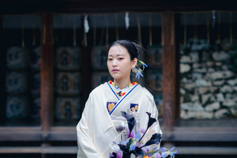 色鮮やかな刺繍が際立つ刺繍襟がポイント