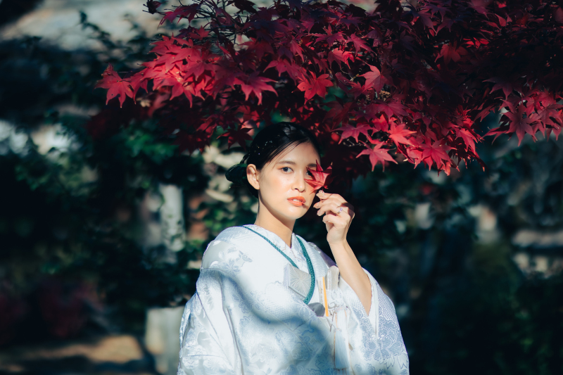 魅力を引き出すクールな表情で